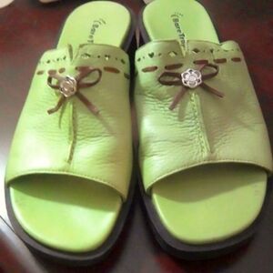 Bare Trap, leather, Wear Ever, Green sandal slides SIZE 9 Pre owned